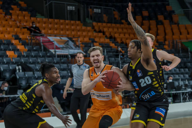 愈发激烈的 愈发激烈的